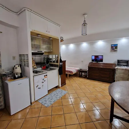 Studio Flat By Metro Libia *